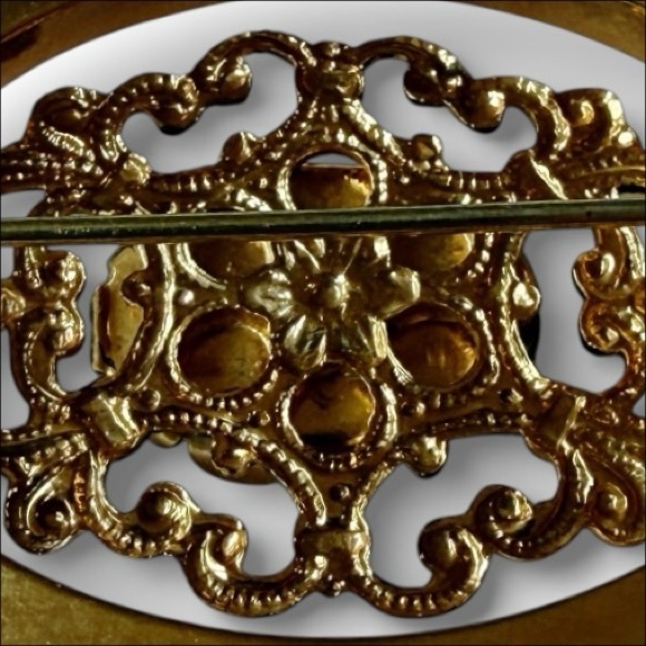 ⭐️ Vintage Gold Tone Filigree Brooch, Jade-like Green Cabochon, Mid‑Century Pin - Picture 6 of 11